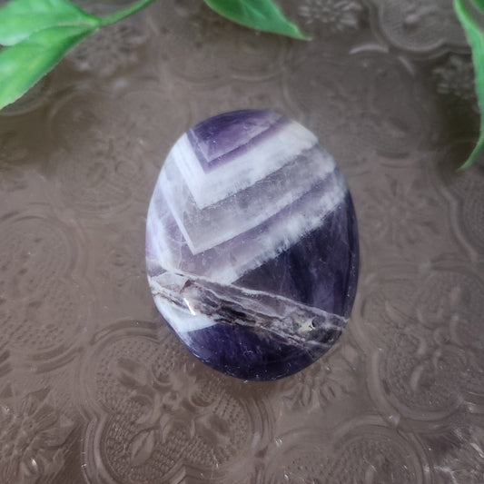 Chevron Amethyst palmstone for intuition, calm and spiritual clarity