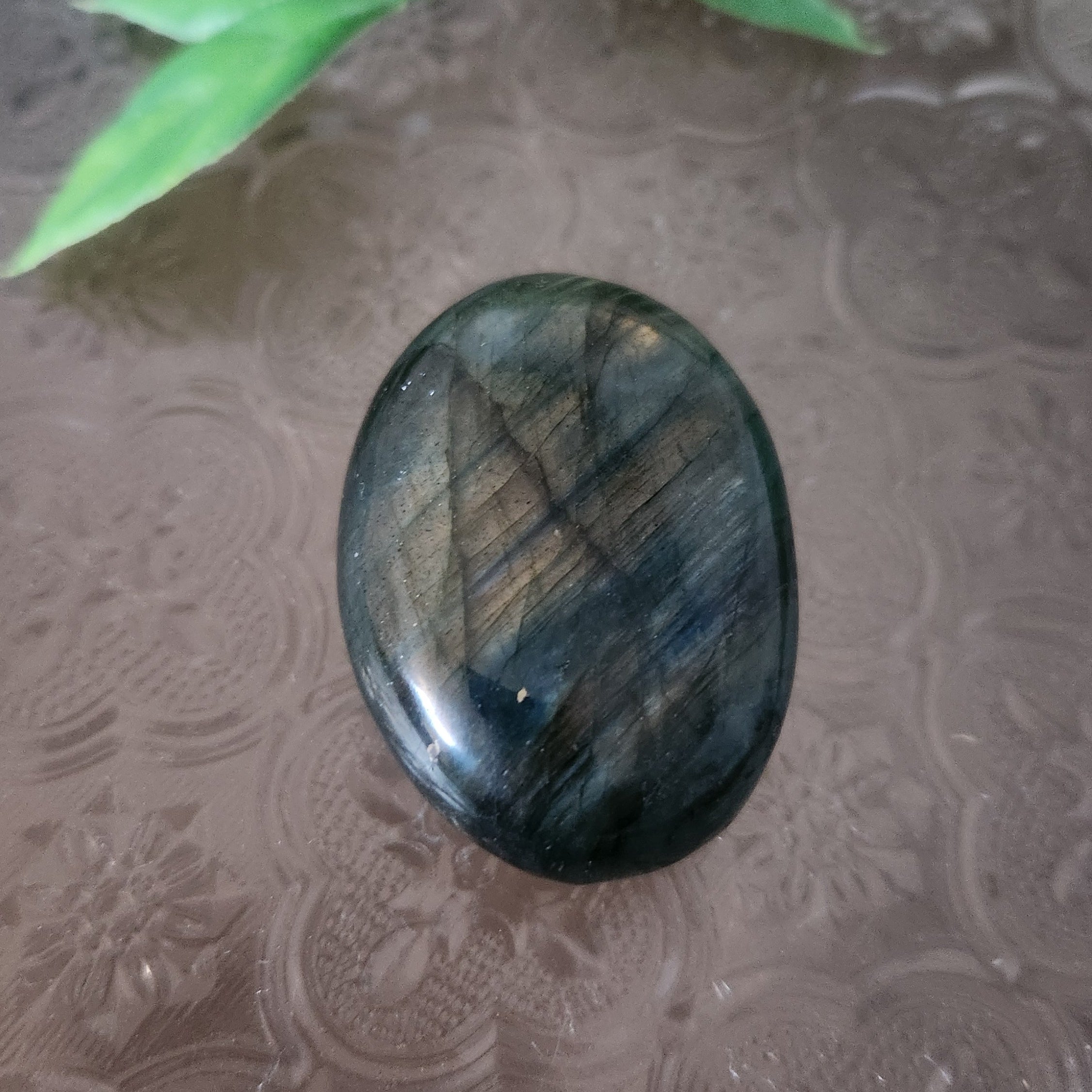 Labradorite palmstone for intuition, magic and inner transformation