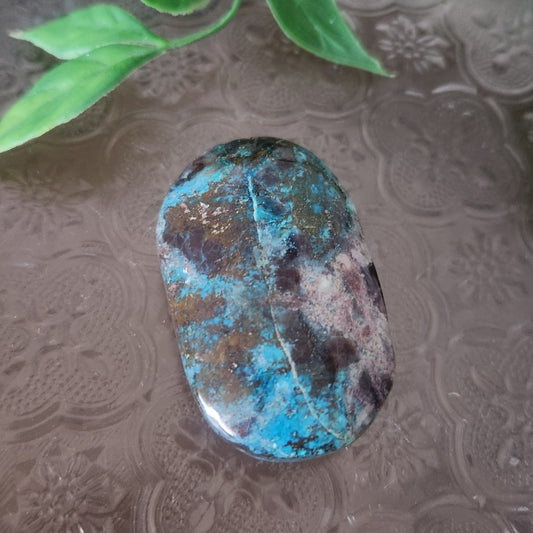 Chrysocolla in Quartz palmstone for calm, expression and inner harmony
