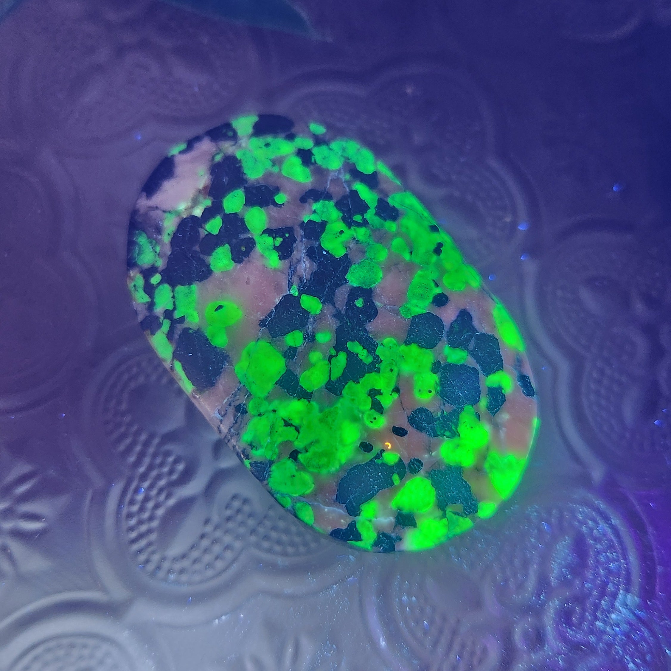 Willemite palmstone for illumination, inner awakening and high-vibration clarity