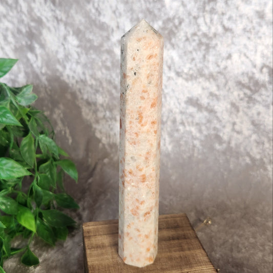Tall sunstone generator with dellightful flickers or gold throughout
