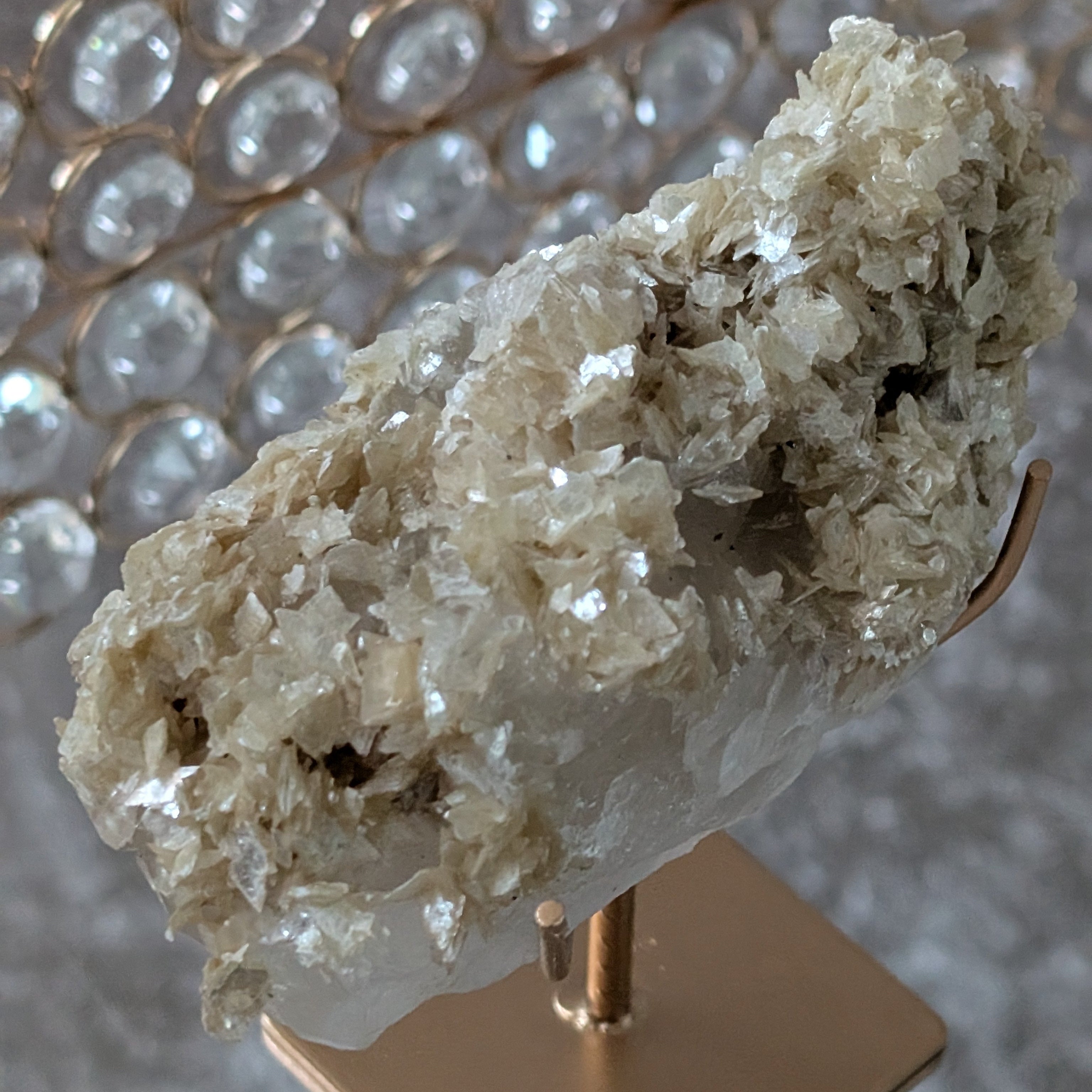 Side view of quartz and muscovite mica natural crystal formation