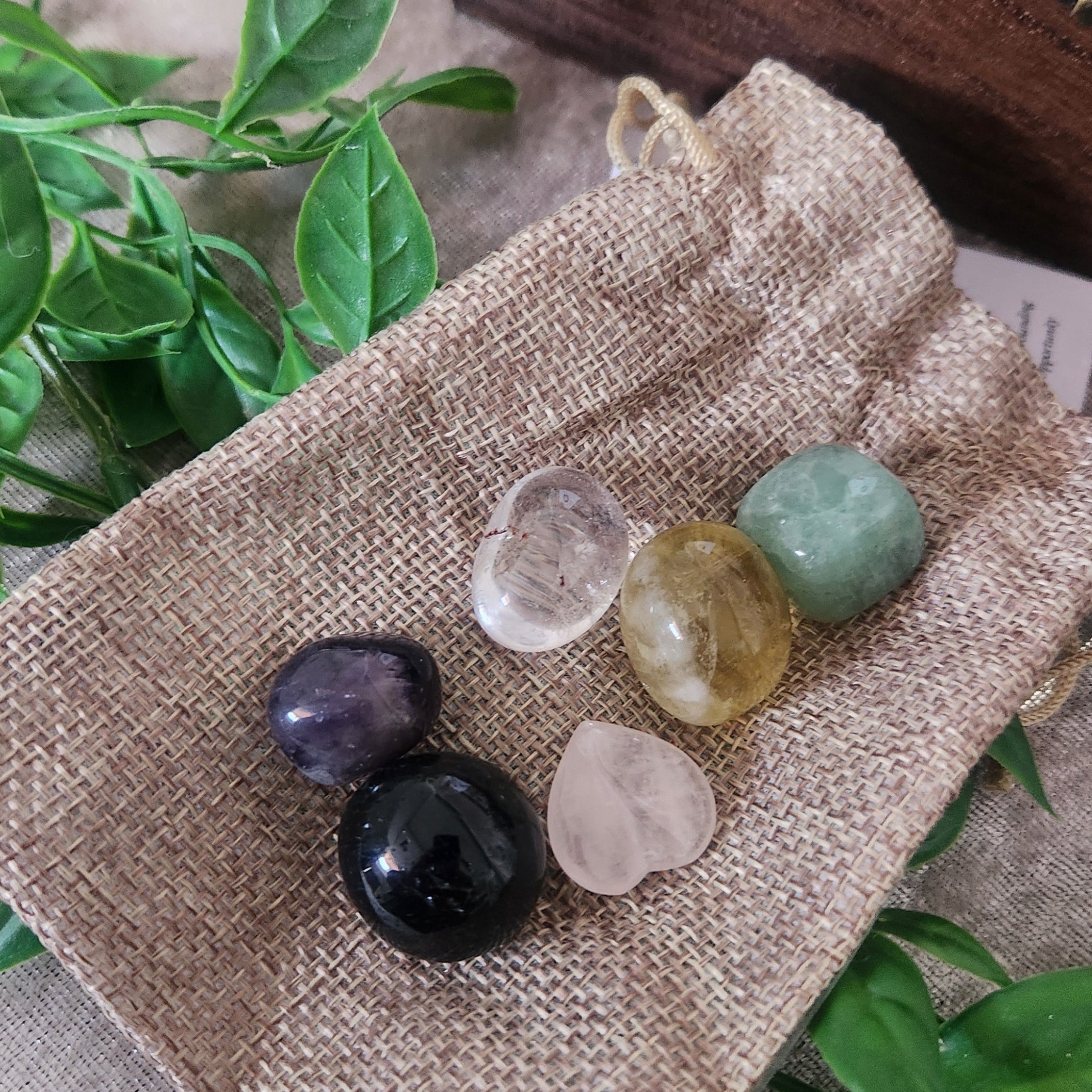 Crystal starter kit with assorted healing crystals in gift box, beginner crystal set for energy cleansing and intention setting