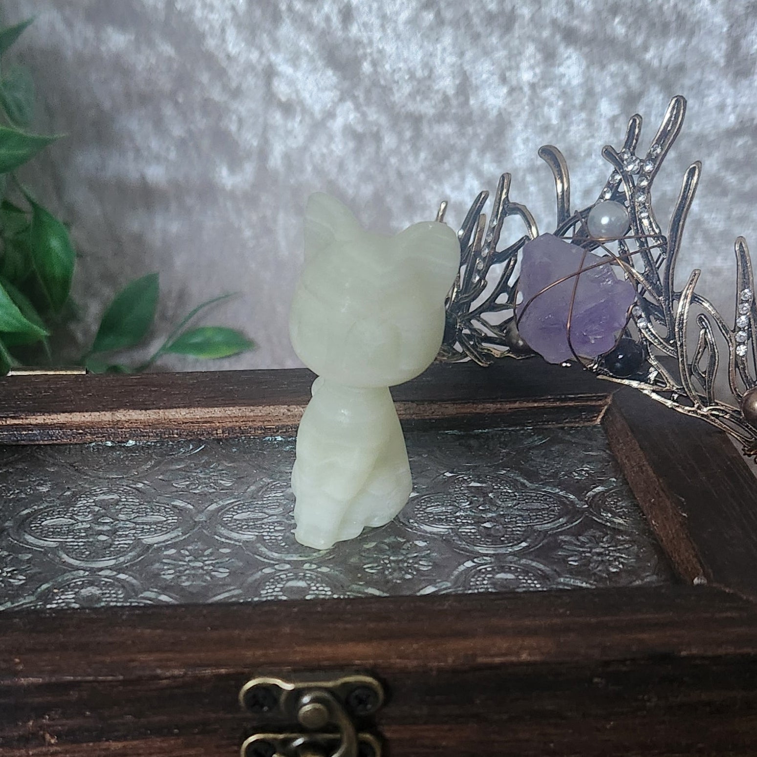 Green Onyx cat carving with strong consistent horizontal banding from top to bottom giving this a perfect finish set on wooden box