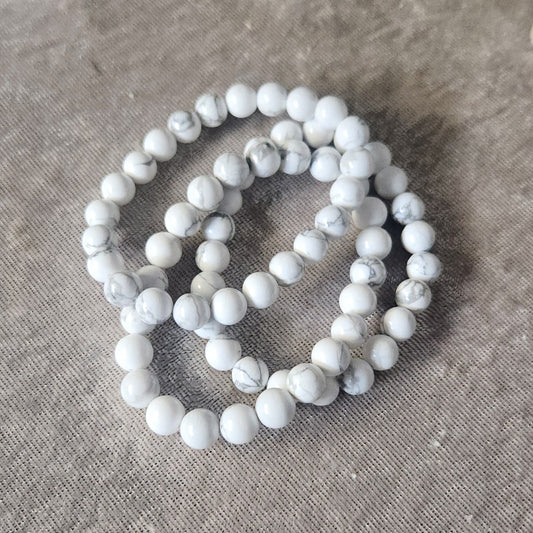Howlite bracelet with smooth white 8 mm beads and natural grey veining
