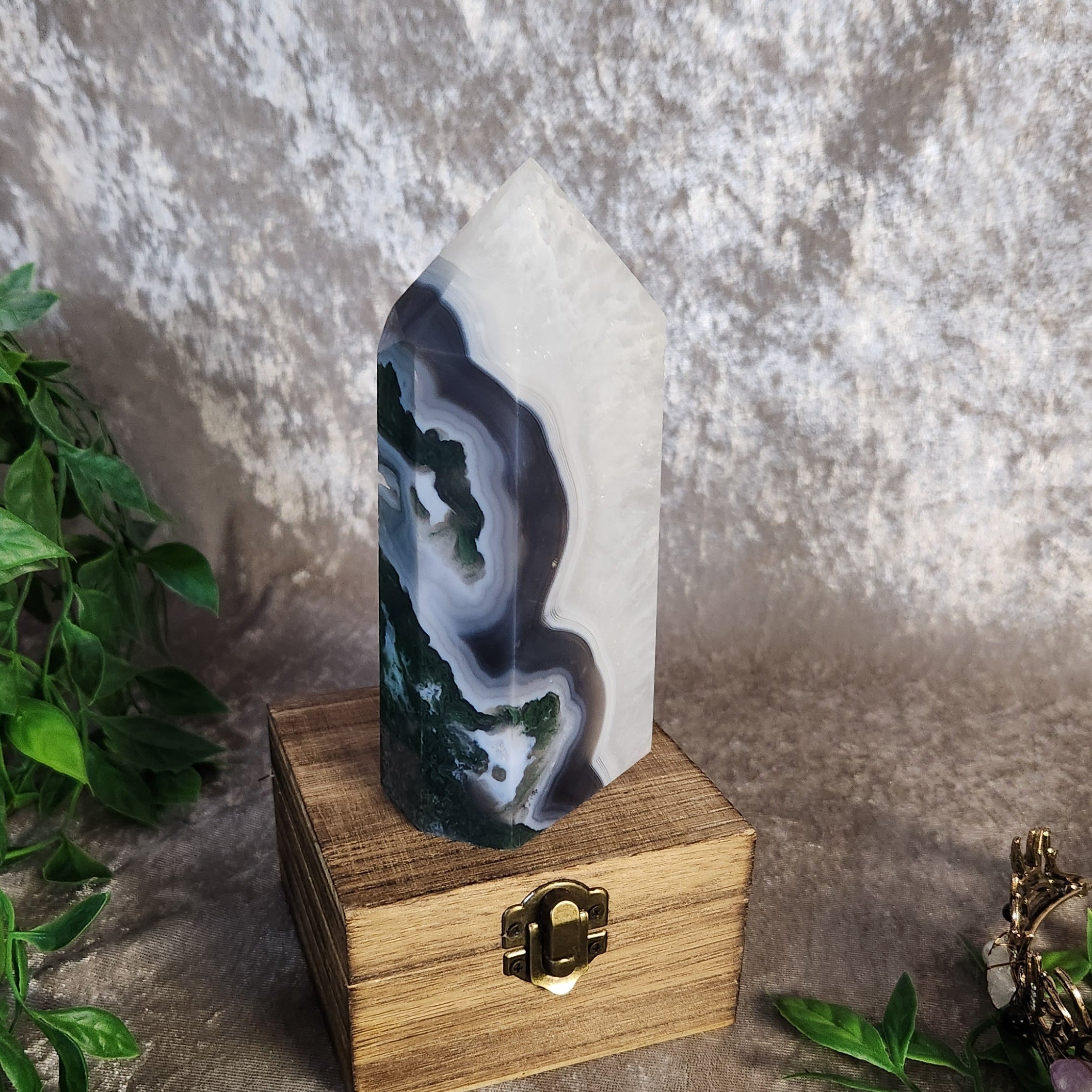 Statement parallax moss agate tower featuring layered agate bands and dense moss inclusions