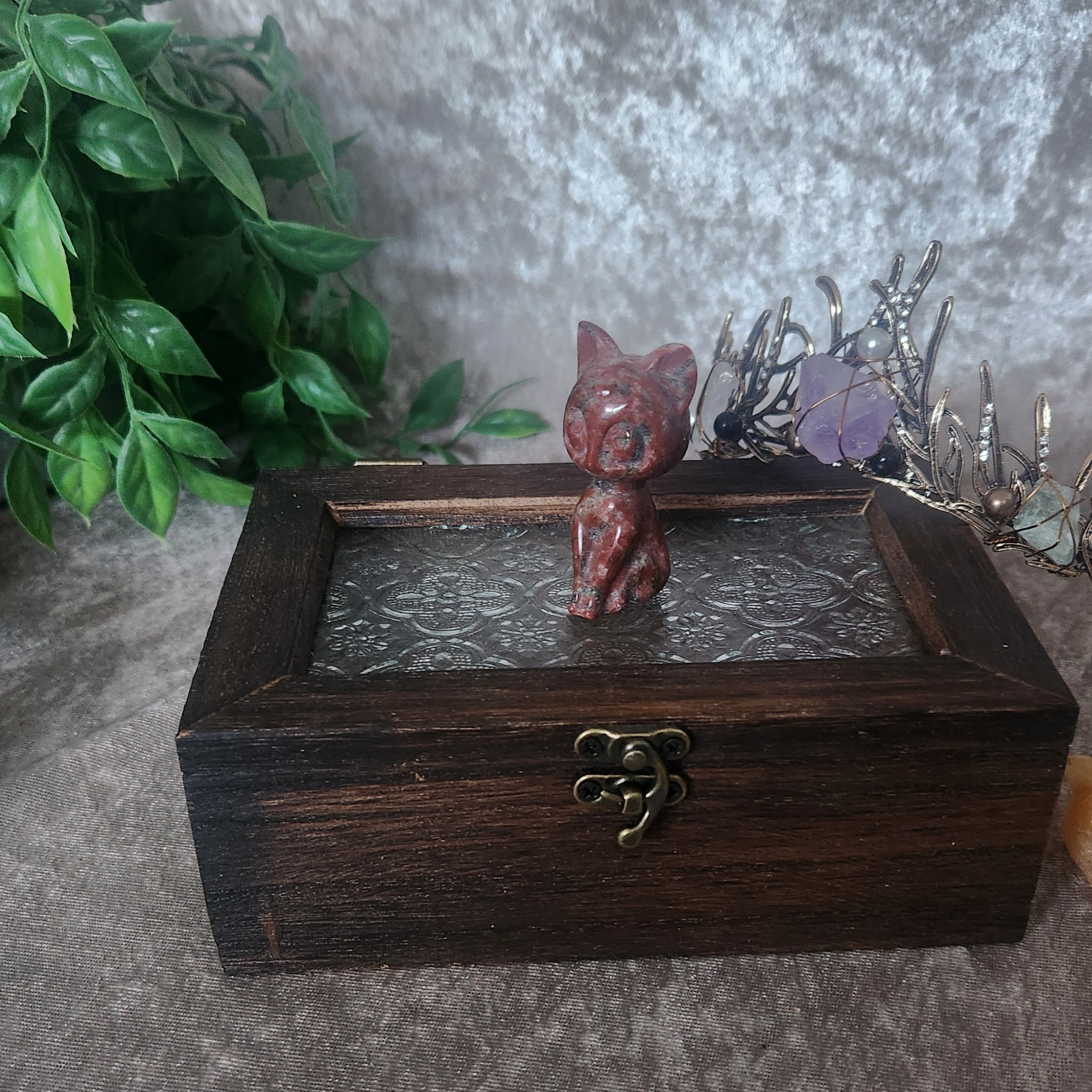 Crystal cat carving symbolising intuition and protection, polished stone figurine for spiritual decor