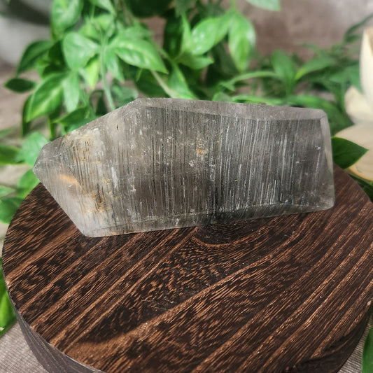 Thousand layer quartz generator with natural grey layered formations